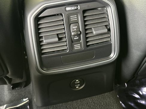 Certified 2026 Porsche Macan AWD/4WD image 15