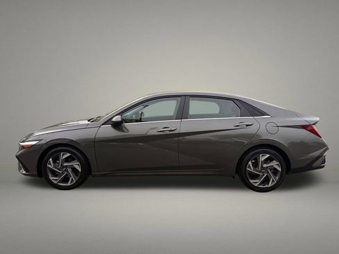 Used 2025 Hyundai Elantra SEL FWD image 2