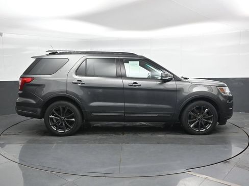 Used 2018 Ford Explorer XLT w/ Equipment Group 202A AWD/4WD image 3