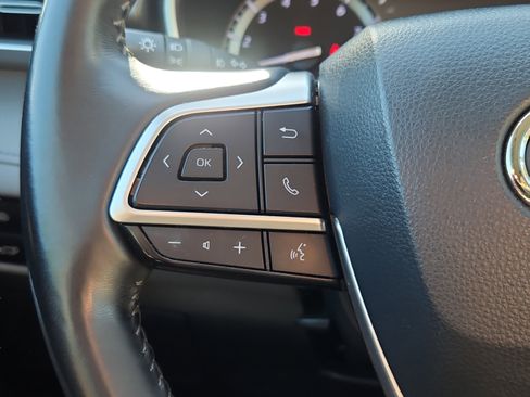 Used 2022 Toyota Highlander XLE AWD/4WD image 19
