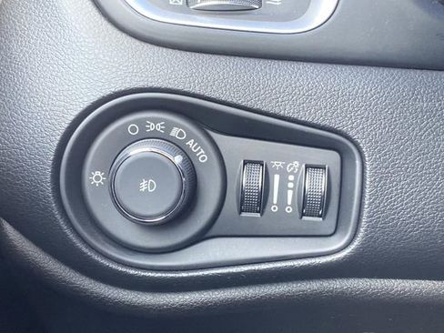 Used 2020 Jeep Renegade Latitude w/ Cold Weather Group image 23