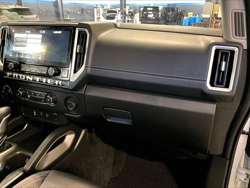 Used 2025 Nissan Frontier SV image 13