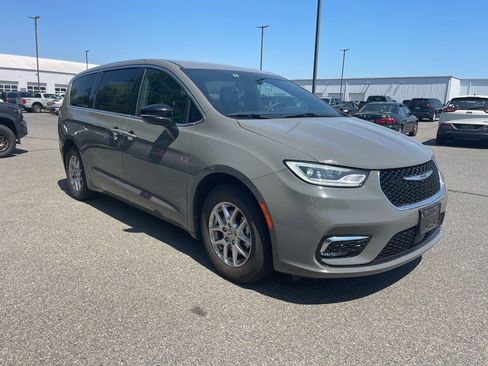 Used 2025 Chrysler Pacifica Select FWD image 7