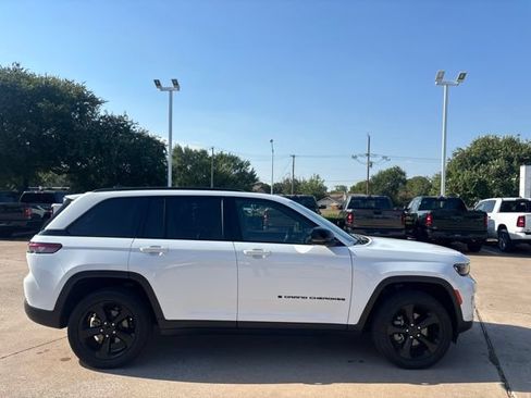 Used 2023 Jeep Grand Cherokee Limited w/ Black Appearance Package AWD/4WD image 4