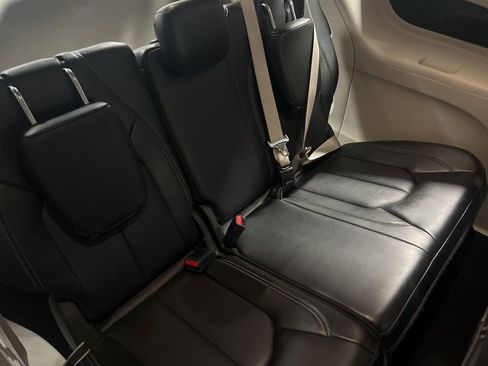 Used 2024 Chrysler Pacifica Touring-L image 12