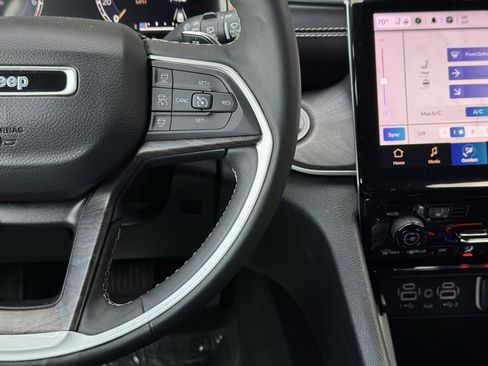 Used 2023 Jeep Grand Cherokee Limited image 22