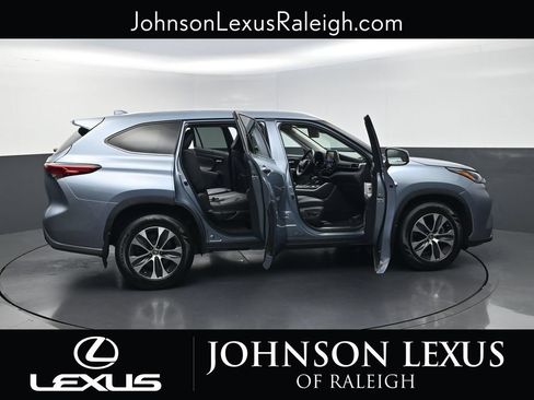 Used 2021 Toyota Highlander XLE AWD/4WD image 33