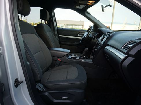 Used 2017 Ford Explorer XLT AWD/4WD image 25