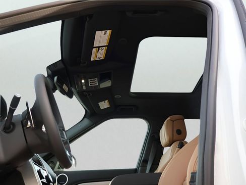 New 2026 Land Rover Discovery Dynamic SE image 39