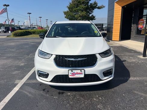 Used 2024 Chrysler Pacifica Touring-L FWD image 3