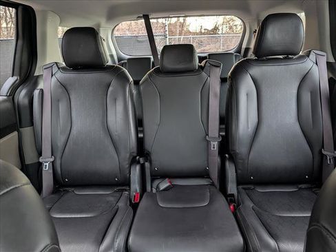 Used 2025 Kia Carnival LXS image 18