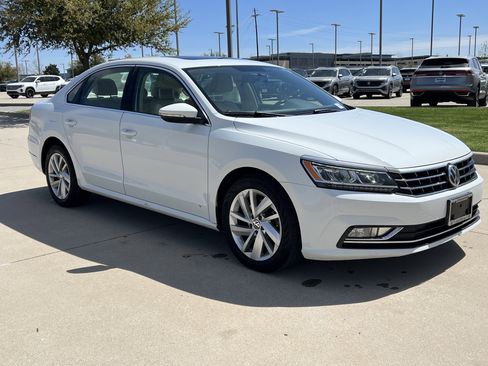 Used 2018 Volkswagen Passat 2.0T SE w/ SE Lighting Package image 2