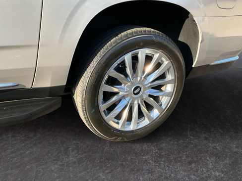 Used 2022 Cadillac Escalade ESV Premium Luxury image 10