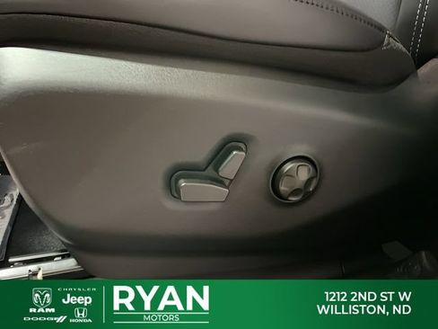 New 2026 Chrysler Pacifica Select AWD/4WD image 41