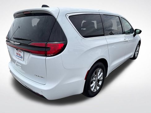 Used 2026 Chrysler Pacifica Limited FWD image 6