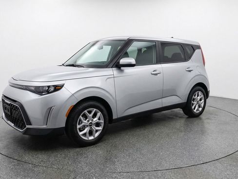 Used 2025 Kia Soul LX w/ LX Technology Package image 2