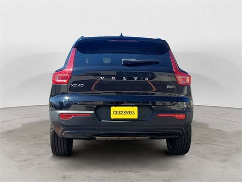 Used 2023 Volvo XC40 B5 Plus image 4