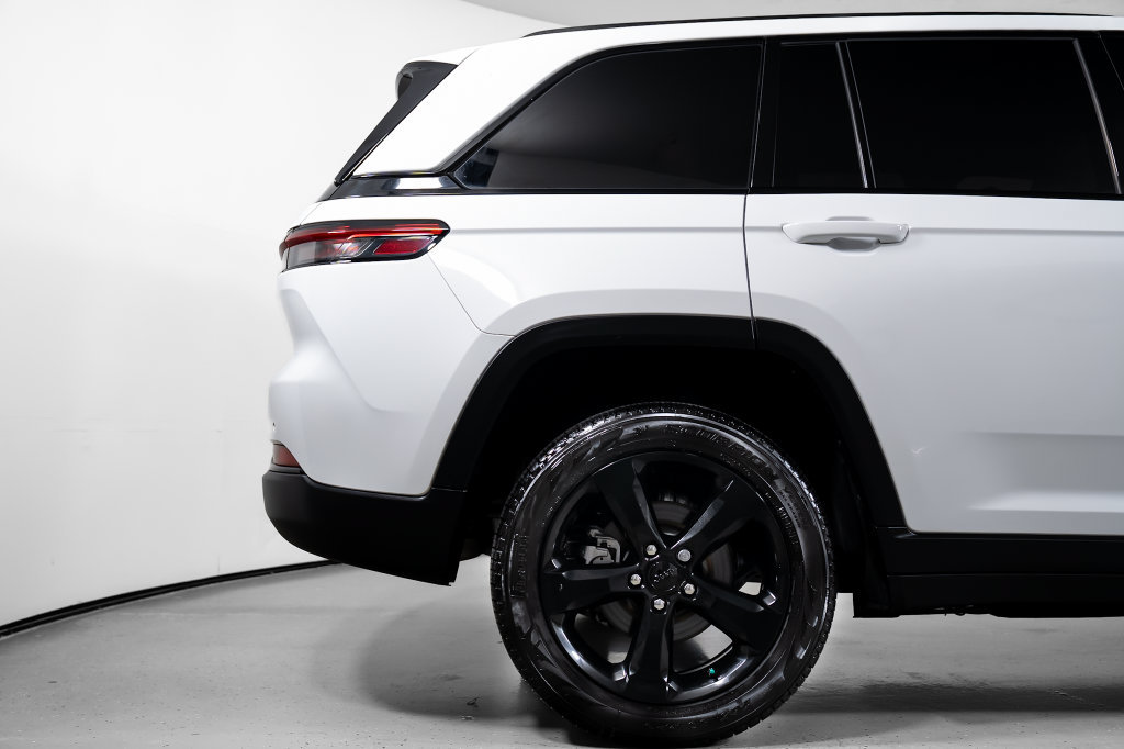 Used 2023 Jeep Grand Cherokee Limited w/ Luxury Tech Group II RWD image 6
