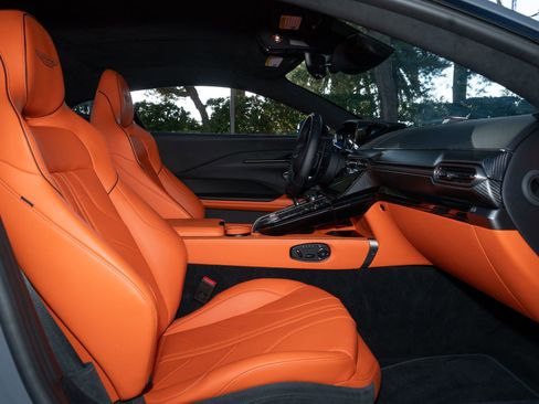 Used 2025 Aston Martin V8 Vantage Coupe image 16