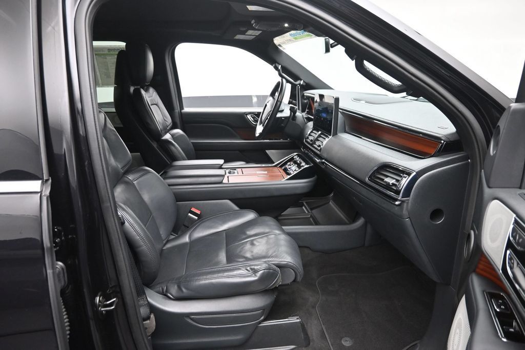 Used 2023 Lincoln Navigator L Reserve AWD/4WD image 9