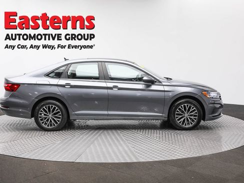 Used 2021 Volkswagen Jetta SE w/ SE Cold Weather Package image 4