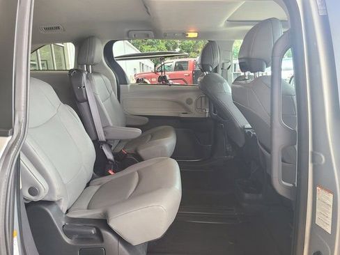 Used 2024 Toyota Sienna XLE image 5