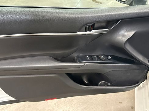 Used 2020 Toyota Camry LE image 7