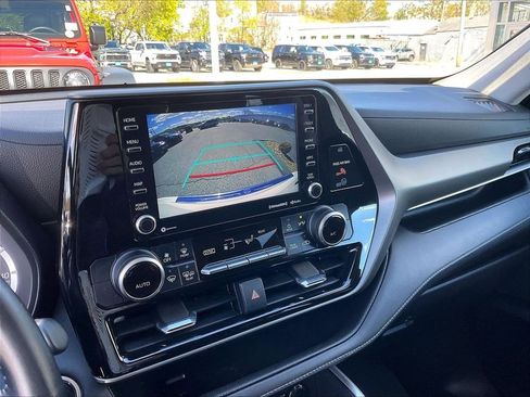 Used 2021 Toyota Highlander LE AWD/4WD image 19
