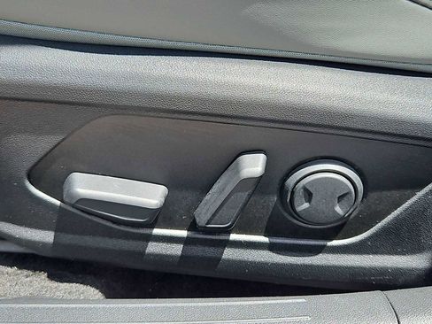 Certified 2025 Hyundai Elantra Limited FWD image 17