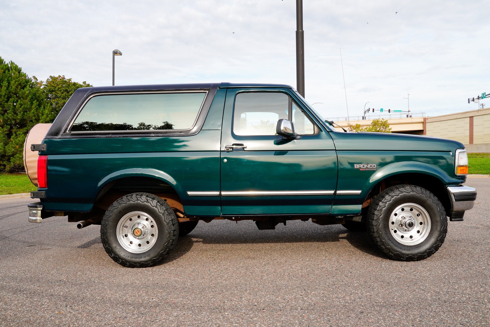 Used 1993 Ford Bronco Custom AWD/4WD image 2