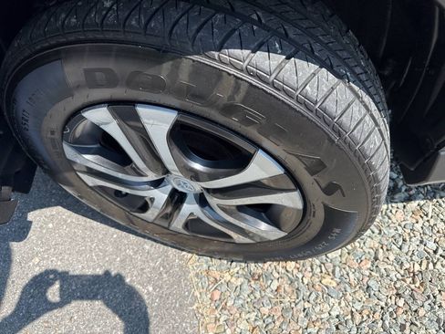 Used 2017 Toyota RAV4 LE AWD/4WD image 10