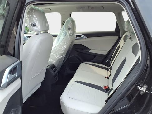 New 2026 Volkswagen Taos SE image 9