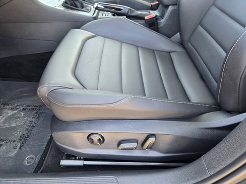 Used 2015 Volkswagen Golf 4-Door FWD image 16