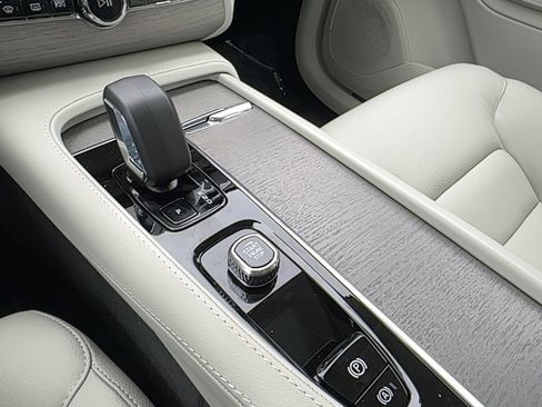 Used 2025 Volvo XC90 B6 Plus w/ Protection Package Premier image 17