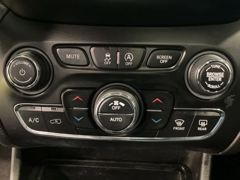 Used 2019 Jeep Cherokee Latitude Plus w/ Comfort/Convenience Group image 18