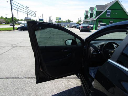 Used 2017 Chevrolet Cruze LT w/ Convenience Package FWD image 10