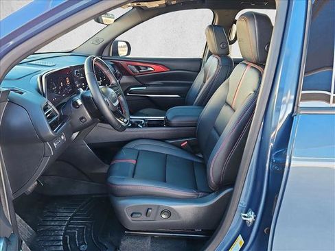 Used 2025 Chevrolet Traverse RS image 17