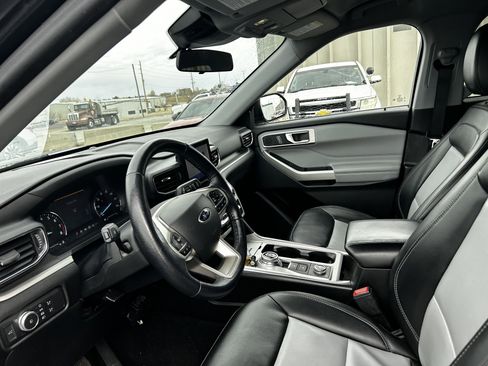 Used 2022 Ford Explorer XLT w/ Equipment Group 202A image 10