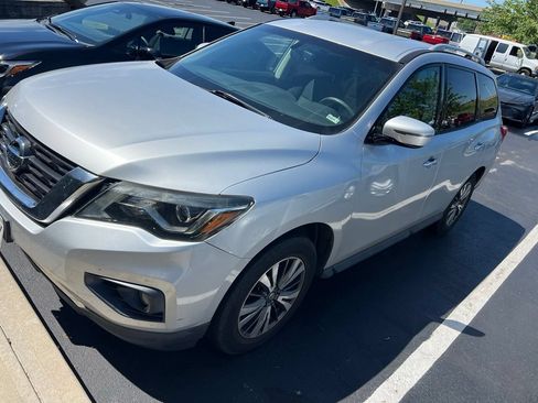 Used 2017 Nissan Pathfinder SV FWD image 2