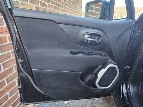 Used 2018 Jeep Renegade Latitude w/ Cold Weather Group image 8