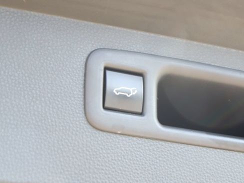 Used 2022 Toyota Highlander XLE FWD image 10