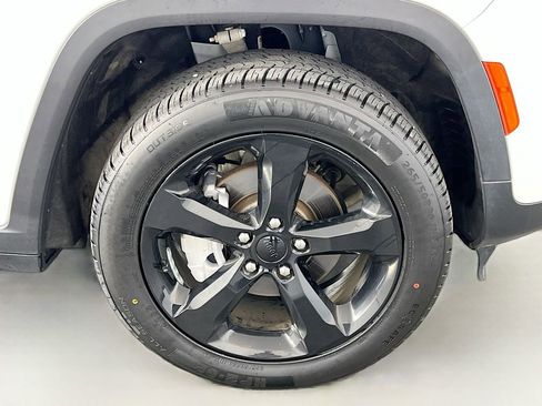 Used 2023 Jeep Grand Cherokee Limited w/ Black Appearance Package AWD/4WD image 39