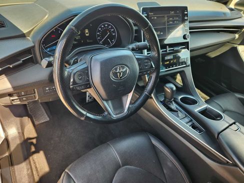 Used 2019 Toyota Avalon XSE FWD image 2