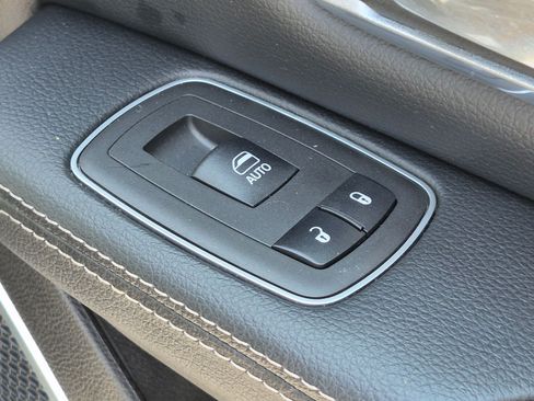 Used 2022 RAM 1500 Laramie AWD/4WD image 35