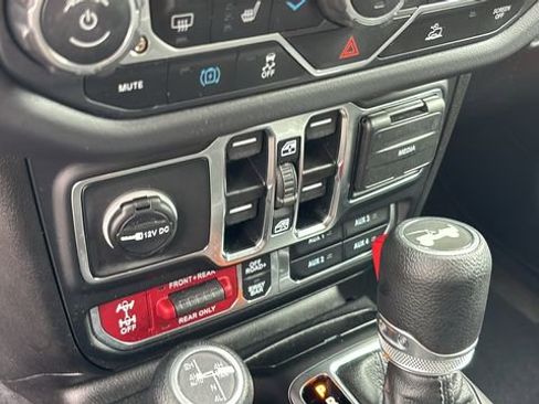 Used 2025 Jeep Wrangler Unlimited Rubicon 4xe w/ Convenience Group AWD/4WD image 22