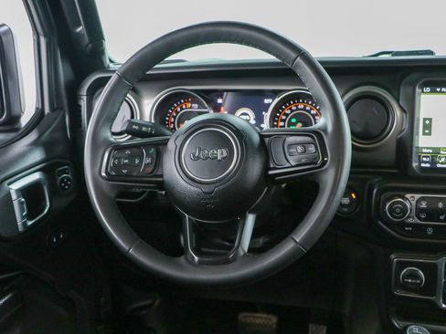 Used 2023 Jeep Gladiator Sport AWD/4WD image 12