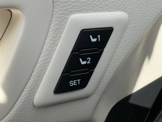 Used 2023 Toyota Sienna Platinum FWD image 16