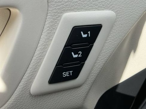 Used 2023 Toyota Sienna Platinum FWD image 16