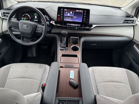 Used 2024 Toyota Sienna LE image 18