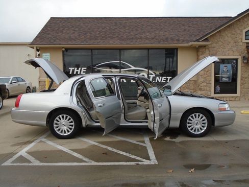 Used 2004 Lincoln Town Car Signature image 20